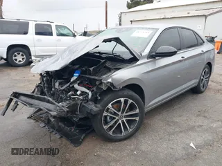 2024 Volkswagen Jetta Sport z VIN 3VWBM7BU3RM025861, wystawiony jako IAAI lot #41571284 z przebiegiem 9 990 mil mil oraz . Historia ofert i sprzedaży dostępna na DreamBid. Obrazek 2.