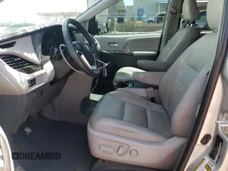 2020 Toyota Sienna XLE z VIN 5TDDZ3DC6LS228289, wystawiony jako Copart lot #57181645 z przebiegiem 69 830 mil mil oraz Szkoda całkowita • Salvage title. Historia ofert i sprzedaży dostępna na DreamBid. Obrazek 7.