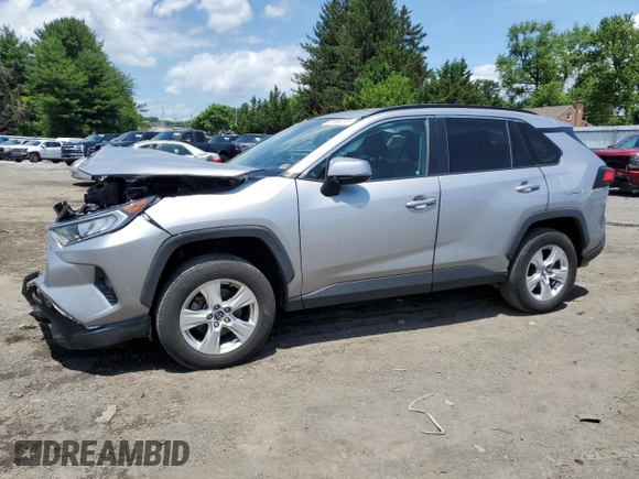 2020 Toyota RAV4 XLE z VIN 2T3P1RFV0LC079416, wystawiony jako Copart lot #61584115 z przebiegiem 64 508 mil mil oraz Szkoda całkowita • Salvage title. Historia ofert i sprzedaży dostępna na DreamBid. Obrazek 1.
