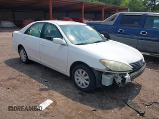 2005 Toyota Camry LE z VIN 4T1BE30K75U559358, wystawiony jako IAAI lot #42413751 z przebiegiem 60 550 mil mil oraz . Historia ofert i sprzedaży dostępna na DreamBid. Obrazek 1.