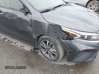 2023 Kia Forte LXS z VIN 3KPF24AD1PE615848, wystawiony jako IAAI lot #42296751 z przebiegiem 31 179 mil mil oraz . Historia ofert i sprzedaży dostępna na DreamBid. Obrazek 6.