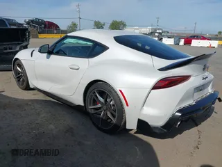 2021 Toyota Supra 3.0 z VIN WZ1DB0C06MW039185, wystawiony jako IAAI lot #42160847 z przebiegiem 42 736 mil mil oraz . Historia ofert i sprzedaży dostępna na DreamBid. Obrazek 3.