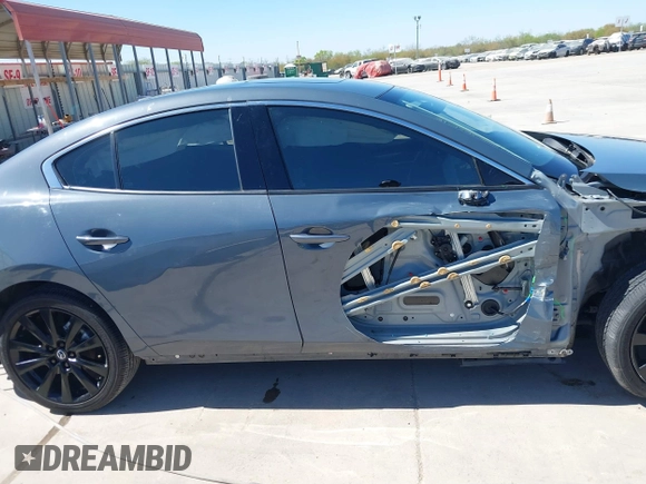 2022 Mazda 3 2.5 Turbo z VIN 3MZBPBAY8NM308426, wystawiony jako IAAI lot #41808563 z przebiegiem 44 693 mil mil oraz . Historia ofert i sprzedaży dostępna na DreamBid. Obrazek 14.