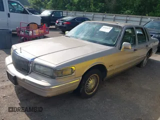 1997 Lincoln Town Car Signature z VIN 1LNLM82W6VY758933, wystawiony jako IAAI lot #42111472 z przebiegiem 156 999 mil mil oraz . Historia ofert i sprzedaży dostępna na DreamBid. Obrazek 2.