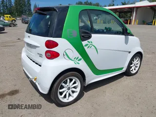 2014 Smart fortwo Passion with VIN WMEEJ9AA5EK783957, listed as a IAAI auction lot 42478047 with Not provided miles and . Bid and sale history available at DreamBid. Image 4.
