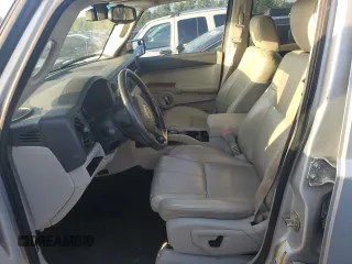 2006 Jeep Commander Limited z VIN 1J8HG58296C170388, wystawiony jako Copart lot #61134795 z przebiegiem 117 992 mil mil oraz Szkoda całkowita • Salvage title. Historia ofert i sprzedaży dostępna na DreamBid. Obrazek 7.