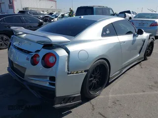 2009 Nissan GT-R Premium z VIN JN1AR54F79M250219, wystawiony jako IAAI lot #41964474 z przebiegiem 77 677 mil mil oraz . Historia ofert i sprzedaży dostępna na DreamBid. Obrazek 4.