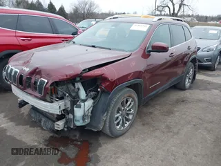 2019 Jeep Cherokee Latitude Plus z VIN 1C4PJLLBXKD420578, wystawiony jako IAAI lot #41462302 z przebiegiem 116 277 mil mil oraz . Historia ofert i sprzedaży dostępna na DreamBid. Obrazek 18.