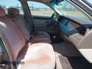 1999 Lincoln Town Car Signature z VIN 1LNHM82WXXY678088, wystawiony jako IAAI lot #42097845 z przebiegiem 174 561 mil mil oraz . Historia ofert i sprzedaży dostępna na DreamBid. Obrazek 5.
