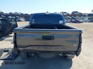2017 Toyota Tacoma SR5 z VIN 3TMCZ5AN4HM052380, wystawiony jako IAAI lot #42277918 z przebiegiem 62 238 mil mil oraz . Historia ofert i sprzedaży dostępna na DreamBid. Obrazek 17.
