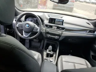 2021 BMW X1 xDrive28i z VIN WBXJG9C07M5S53523, wystawiony jako Copart lot #55450635 z przebiegiem 29 539 mil mil oraz Szkoda całkowita • Salvage title. Historia ofert i sprzedaży dostępna na DreamBid. Obrazek 8.