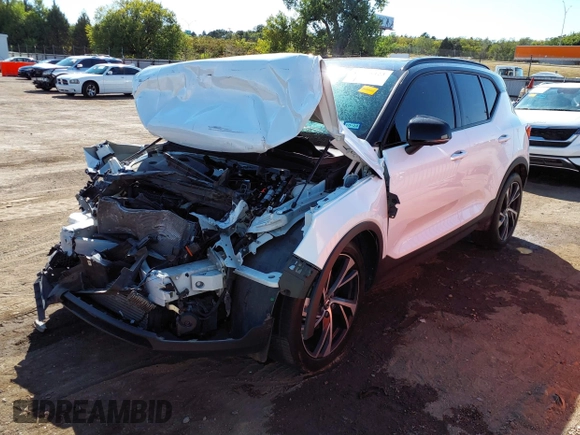 2019 Volvo XC40 Momentum with VIN YV4162XZ4K2006682, listed as a IAAI auction lot 40348423 with 65,301 mi miles and . Bid and sale history available at carsss.com. Image 2.