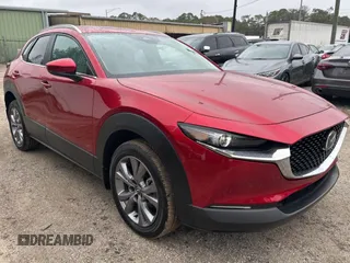 2024 Mazda CX-30 S Preferred z VIN 3MVDMBCM0RM614880, wystawiony jako Copart lot #86984534 z przebiegiem 1 967 mil mil oraz Czysty tytuł • Clean title. Historia ofert i sprzedaży dostępna na DreamBid. Obrazek 1.