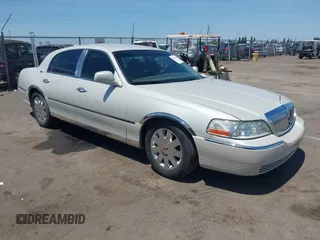 2005 Lincoln Town Car Signature Limited z VIN 1LNHM82W95Y661909, wystawiony jako IAAI lot #42228868 z przebiegiem 142 927 mil mil oraz . Historia ofert i sprzedaży dostępna na DreamBid. Obrazek 1.