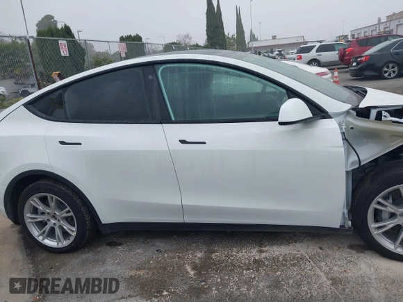 2022 Tesla Model Y Long Range z VIN 7SAYGDEE4NF315356, wystawiony jako IAAI lot #41571151 z przebiegiem 1 056 mil mil oraz . Historia ofert i sprzedaży dostępna na DreamBid. Obrazek 13.