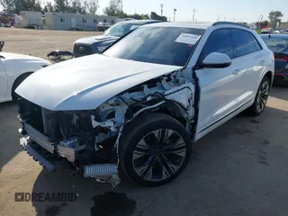 2024 Audi Q8 Premium Plus z VIN WA1BVBF19RD018552, wystawiony jako IAAI lot #41857441 z przebiegiem 3 188 mil mil oraz . Historia ofert i sprzedaży dostępna na DreamBid. Obrazek 2.