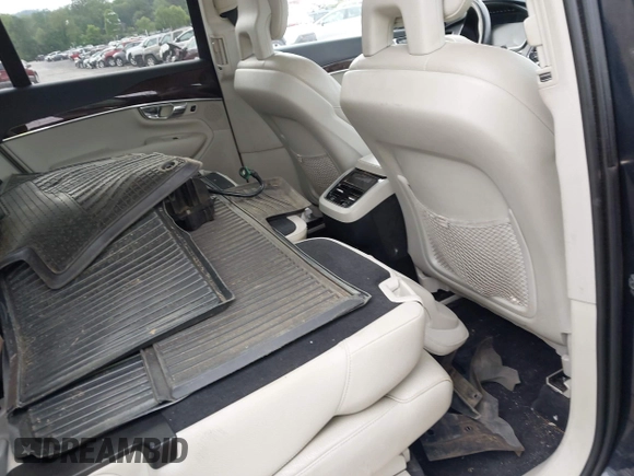 2016 Volvo XC90 T6 Momentum with VIN YV4A22PK7G1058660, listed as a IAAI auction lot 42201130 with 130,487 mi miles. Bid and sale history available at carsss.com. Image 8.
