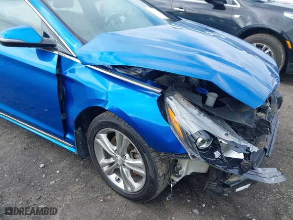 2019 Hyundai Sonata Sport with VIN 5NPE34AF2KH735382, listed as a IAAI auction lot 41815754 with 136,432 mi miles. Bid and sale history available at carsss.com. Image 6.
