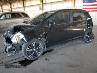 2007 Nissan Versa S z VIN 3N1BC13E37L417125, wystawiony jako Copart lot #57256915 z przebiegiem 131 961 mil mil oraz Szkoda całkowita • Salvage title. Historia ofert i sprzedaży dostępna na DreamBid. Obrazek 1.