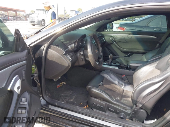 2013 Cadillac CTS-V z VIN 1G6DV1EP2D0167743, wystawiony jako IAAI lot #41450088 z przebiegiem 131 184 mil mil oraz . Historia ofert i sprzedaży dostępna na DreamBid. Obrazek 5.