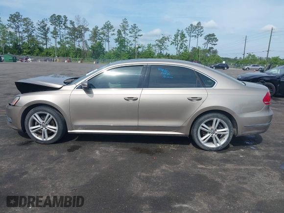 2015 Volkswagen Passat SEL Premium z VIN 1VWCV7A33FC025205, wystawiony jako IAAI lot #42098256 z przebiegiem 165 661 mil mil oraz . Historia ofert i sprzedaży dostępna na DreamBid. Obrazek 14.