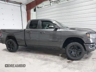 2021 Ram 1500 Big Horn z VIN 1C6SRFBT8MN696504, wystawiony jako IAAI lot #41669093 z przebiegiem 63 356 mil mil oraz . Historia ofert i sprzedaży dostępna na DreamBid. Obrazek 13.
