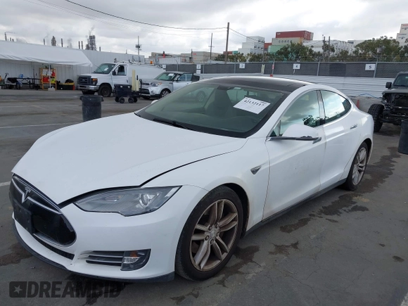 2014 Tesla Model S 60 with VIN 5YJSA1H14EFP34738, listed as a IAAI auction lot 42132117 with 120,898 mi miles and . Bid and sale history available at DreamBid. Image 19.