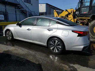 2022 Nissan Altima SV z VIN 1N4BL4DV8NN335701, wystawiony jako Copart lot #53495725 z przebiegiem 63 648 mil mil oraz Czysty tytuł • Clean title. Historia ofert i sprzedaży dostępna na DreamBid. Obrazek 2.