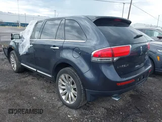 2013 Lincoln MKX z VIN 2LMDJ8JKXDBL40306, wystawiony jako IAAI lot #42163230 z przebiegiem 148 248 mil mil oraz . Historia ofert i sprzedaży dostępna na DreamBid. Obrazek 3.