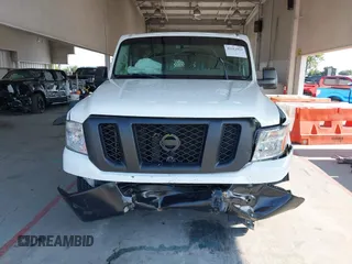 2019 Nissan NV Cargo S z VIN 1N6BF0KM6KN807312, wystawiony jako IAAI lot #42212923 z przebiegiem 211 162 mil mil oraz . Historia ofert i sprzedaży dostępna na DreamBid. Obrazek 12.