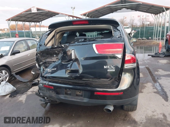 2014 Lincoln MKX z VIN 2LMDJ8JK0EBL19868, wystawiony jako IAAI lot #40960894 z przebiegiem 88 609 mil mil oraz . Historia ofert i sprzedaży dostępna na DreamBid. Obrazek 16.