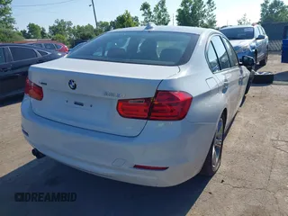 2014 BMW 3 Series 328i xDrive z VIN WBA3B5G56ENS10972, wystawiony jako IAAI lot #42704972 z przebiegiem 138 309 mil mil oraz . Historia ofert i sprzedaży dostępna na DreamBid. Obrazek 4.