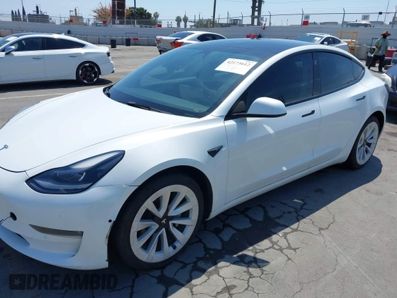 2022 Tesla Model 3 Long Range z VIN 5YJ3E1EB9NF113601, wystawiony jako IAAI lot #42173612 z przebiegiem 95 454 mil mil oraz . Historia ofert i sprzedaży dostępna na DreamBid. Obrazek 6.