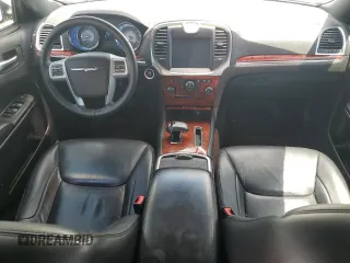 2014 Chrysler 300 z VIN 2C3CCAAG9EH239902, wystawiony jako Copart lot #56529875 z przebiegiem 118 752 mil mil oraz Szkody całkowita. Historia ofert i sprzedaży dostępna na DreamBid. Obrazek 8.