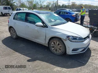 2021 Volkswagen Golf TSI z VIN 3VWG57AU4MM008113, wystawiony jako IAAI lot #42053444 z przebiegiem 24 449 mil mil oraz . Historia ofert i sprzedaży dostępna na DreamBid. Obrazek 1.