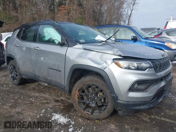 2022 Jeep Compass Latitude with VIN 3C4NJDBB4NT197015, listed as a IAAI auction lot 41182504 with 61,498 mi miles and . Bid and sale history available at DreamBid. Image 1.