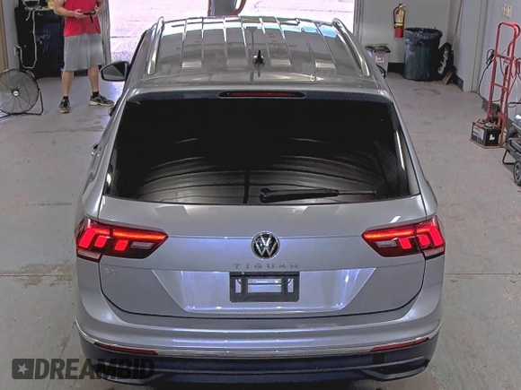 2024 Volkswagen Tiguan SE with VIN 3VV3B7AX9RM084536, listed as a IAAI auction lot 42708274 with 33,250 mi miles and . Bid and sale history available at DreamBid. Image 1.