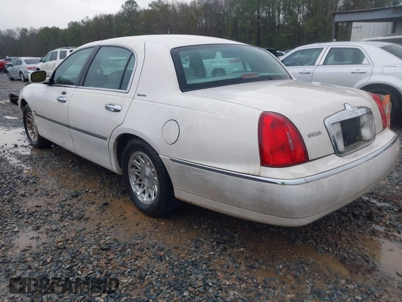 1999 Lincoln Town Car Signature z VIN 1LNHM82WXXY673201, wystawiony jako IAAI lot #41257677 z przebiegiem Nie podano mil oraz . Historia ofert i sprzedaży dostępna na DreamBid. Obrazek 3.