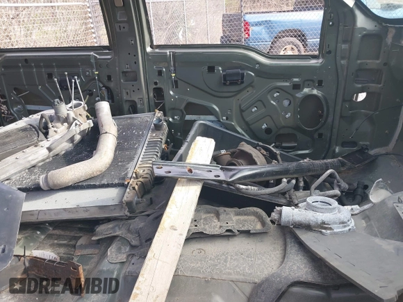 2005 Ford Excursion Eddie Bauer z VIN 1FMSU45P05ED43696, wystawiony jako IAAI lot #41674430 z przebiegiem Nie podano mil oraz . Historia ofert i sprzedaży dostępna na DreamBid. Obrazek 5.