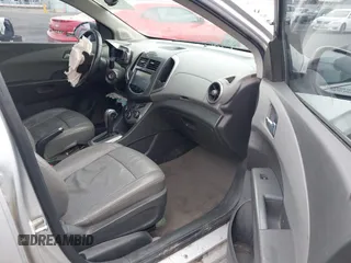 2015 Chevrolet Sonic LTZ z VIN 1G1JE5SB4F4108360, wystawiony jako IAAI lot #41526362 z przebiegiem 157 226 mil mil oraz . Historia ofert i sprzedaży dostępna na DreamBid. Obrazek 5.