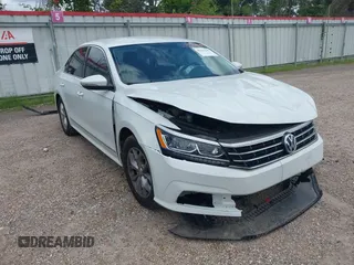 2016 Volkswagen Passat S z VIN 1VWAT7A32GC031172, wystawiony jako IAAI lot #42231645 z przebiegiem 112 974 mil mil oraz . Historia ofert i sprzedaży dostępna na DreamBid. Obrazek 1.