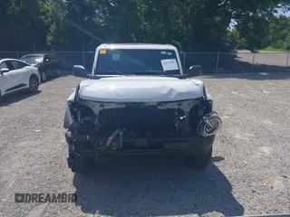 2025 Ford Bronco Big Bend z VIN 1FMDE7BH3SLA43579, wystawiony jako IAAI lot #42533206 z przebiegiem 2 958 mil mil oraz . Historia ofert i sprzedaży dostępna na DreamBid. Obrazek 12.