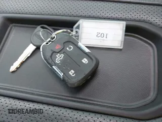 2020 GMC Sierra 1500 Denali z VIN 1GTU9FEL8LZ203683, wystawiony jako IAAI lot #42225894 z przebiegiem 42 577 mil mil oraz . Historia ofert i sprzedaży dostępna na DreamBid. Obrazek 11.
