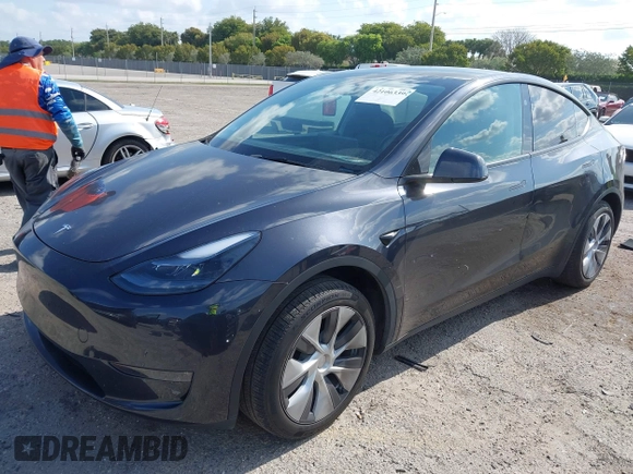 2024 Tesla Model Y Long Range z VIN 7SAYGDEE0RA263842, wystawiony jako IAAI lot #42106339 z przebiegiem 48 447 mil mil oraz . Historia ofert i sprzedaży dostępna na DreamBid. Obrazek 17.