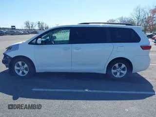 2017 Toyota Sienna LE Auto Access Seat с VIN 5TDKZ3DC9HS797877, выставлен на аукционе IAAI как лот 41778176 с пробегом 154 080 миль миль и . История ставок и продаж доступна на DreamBid. Изображение 14.