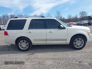2007 Lincoln Navigator z VIN 5LMFU28547LJ04440, wystawiony jako IAAI lot #41839931 z przebiegiem 142 822 mil mil oraz . Historia ofert i sprzedaży dostępna na DreamBid. Obrazek 13.
