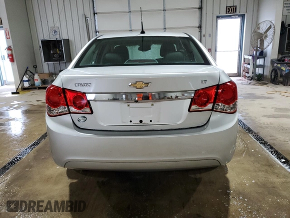 2014 Chevrolet Cruze 2LT z VIN 1G1PE5SB8E7213958, wystawiony jako Copart lot #57882325 z przebiegiem 62 626 mil mil oraz Szkoda całkowita • Salvage title. Historia ofert i sprzedaży dostępna na DreamBid. Obrazek 6.