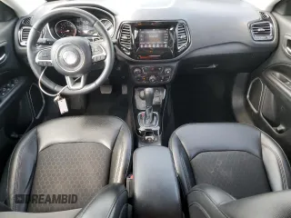 2019 Jeep Compass Latitude z VIN 3C4NJDBB2KT696732, wystawiony jako Copart lot #60519335 z przebiegiem 85 436 mil mil oraz Szkoda całkowita • Salvage title. Historia ofert i sprzedaży dostępna na DreamBid. Obrazek 8.