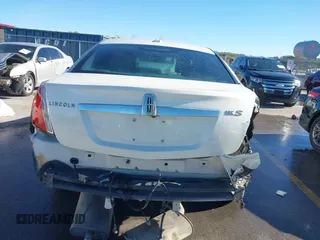 2009 Lincoln MKS z VIN 1LNHM93RX9G618156, wystawiony jako IAAI lot #41054366 z przebiegiem 127 060 mil mil oraz . Historia ofert i sprzedaży dostępna na DreamBid. Obrazek 6.
