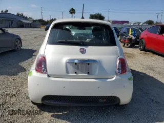 2017 FIAT 500e z VIN 3C3CFFGE5HT515272, wystawiony jako Copart lot #58271005 z przebiegiem 47 663 mil mil oraz Tytuł czysty. Historia ofert i sprzedaży dostępna na DreamBid. Obrazek 6.